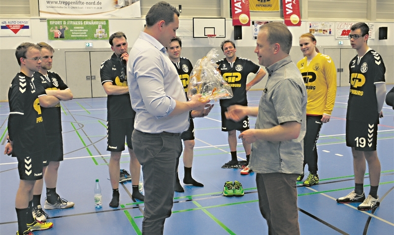Der designierte Handball-Spartenleiter des MTV Schwarmstedt Alf Ginke (r.) dankte dem scheidenden Trainer Paul Weiser (l.) mit Worten und Präsenten für sein Engagement. red