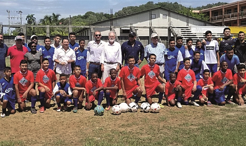Zum Gruppenbild stellten sich die Honoratioren und die U14- und U16-Mannschaft des “Pirates Futbol Club” nach der Spendenübergabe. privat (2)
