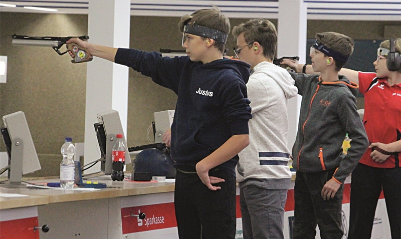 Überlegener Sieg: Justus Meinheit (links) vom SV Adolphsheide-Vierde gewann überlegen den Landestitel mit der Luftpistole in der Schülerklasse. re