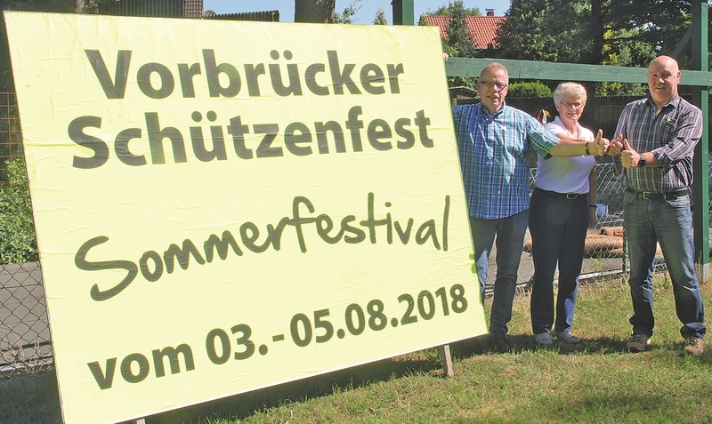 Daumen hoch: Der erste Vorsitzende Walter Bösche, Schriftführerin Anneliese Heller und der zweite Vorsitzende Andreas Müller (von links) freuen sich bereits auf das fünfte Sommerfestival des Schützenkorps Vorbrück.mey