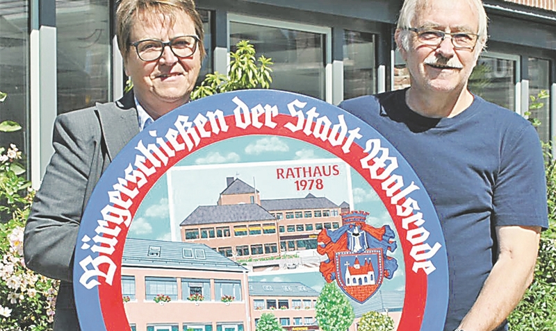 Präsentieren die Bürgerkönigsscheibe: Die Bürgermeisterin der Stadt Walsrode Helma Spöring und Künstler Heiner Schnatzer.red