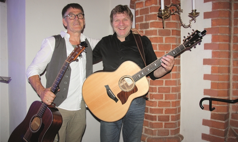 Perfekte Ergänzung: Die beiden Freunde Peter Pöllmann (links) und Michael Oehlerking trafen vor Jahren bei einer Familienfeier musikalisch aufeinander. Mittlerweile sind sie schon eine feste Größe in der hiesigen Musikszene.gfs