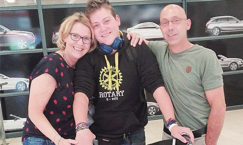 Große Wiedersehensfreude: Dominik Hülle trifft seine Eltern nach einem Jahr im Ausland am Flughafen in Deutschland wieder. red