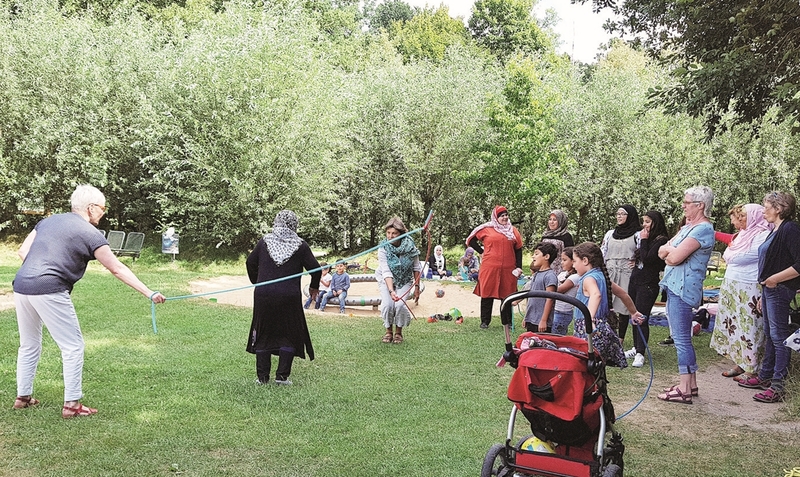 Seilspringen für Fortgeschrittene: Beim Picknick im Kurpark in Bad Fallingbostel wurden nicht nur die Kinder aktiv, auch die Flüchtlingsfrauen probierten sich an den mitgebrachten Spielen aus. red