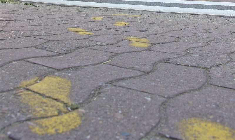Gelbe Füße weisen den Weg: An jenen markierten Stellen ist die Überquerung von Straßen für Schulkinder relativ sicher - so wie hier am Zebrastreifen Westendorfer Straße in Dorfmark.mey