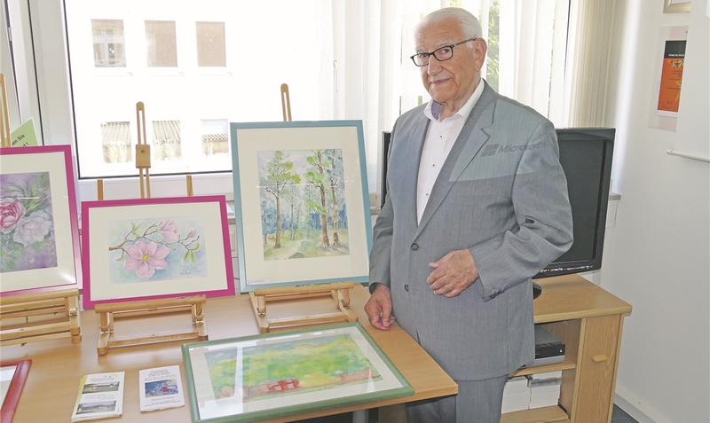 Dr. Sirus Adari mit Bildern der Künstlerin Anna Tabor.