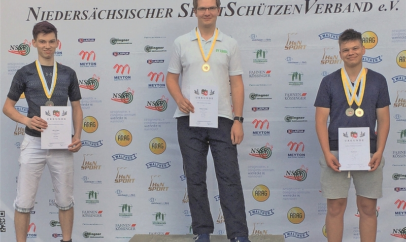 Sichere Hand: Junior Fabian Scheidler vom SV Essel (Mitte) gewann vier Goldmedaillen in drei Pistolendisziplinen. re