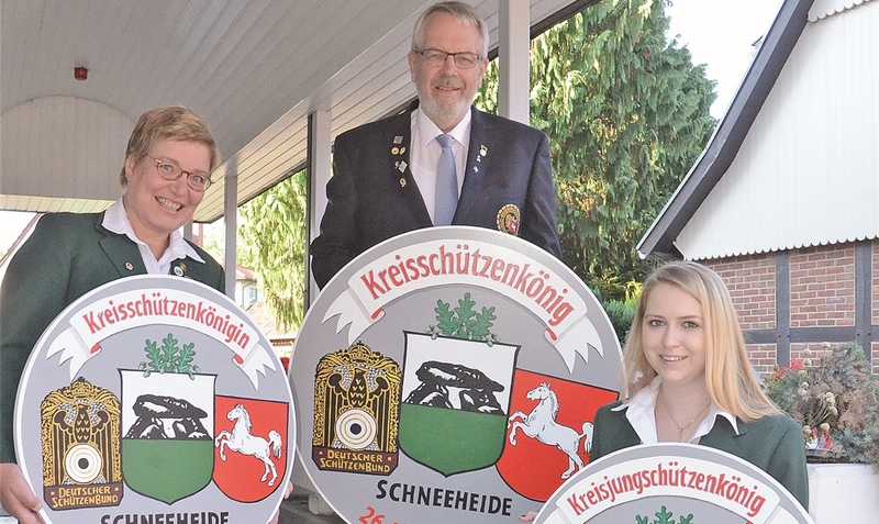 Wer gibt die besten Schüsse 2018 ab? Birgit Blanke, Heiko Korte und Franziska Höper (von links) präsentieren die Königsscheiben der Kreismajestäten.re