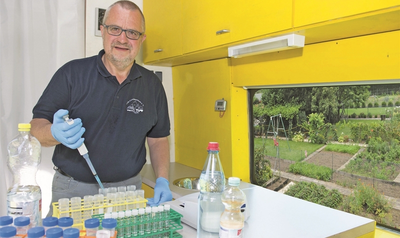Untersucht Wasserproben: Projektleiter Harald Gülzow bei der Analyse im Labormobil. red