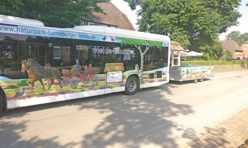 Farbig gestaltet: ein Naturparkbus mit gleichartigem Fahrradanhänger (oben). Die Betreiber freuen sich schon auf die neue Saison.Naturpark Lüneburger Heide (2)