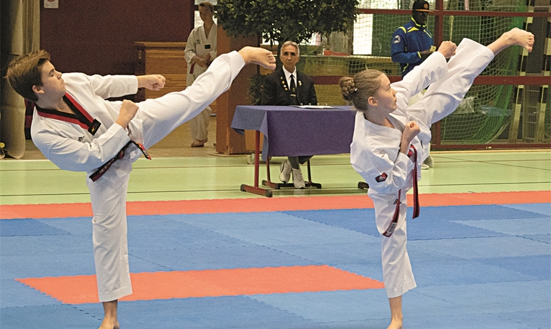 Kiara Jaschik von der gastgebenden SG Bomlitz-Lönsheide holt mit ihrem Paar-Partner vom Team Redfire “Silber” bei der Niedersachsenmeisterschaft im Taekwondo. Im Team gewann sie die Gold-Medaille. red (2)