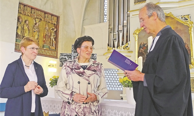 Auszeichnung (von links): Gisela Seidel (Diakonieausschuss), Elke Brünecke und Pastor Paulus.red
