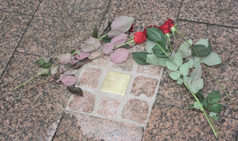 Rote Rosen und Info-Tafeln: Die Stolpersteine in Walsrode werden am 9. November wieder ein bisschen mehr auffallen und an die Opfer erinnern. red
