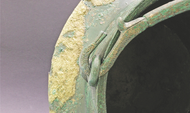 Faszination im Detail: Dieser Messingeimer aus römischer Produktion wurde bei den Germanen als Urne benutzt.red