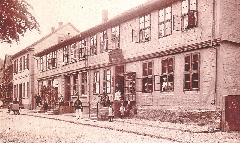 Das Wohn- und Geschäftshaus Seckel am Kirchplatz 13 (Haus mit Bäumchen), Ende der 1880er Jahre.Privatsammlung (2)
