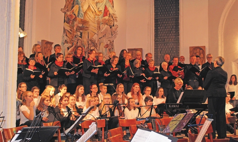 Zusammenarbeit geglückt: Der Große Chor des Gymnasiums Walsrode hebt sich mit der weißen Konzertkleidung gut von den “Gesangskollegen” aus Hannover ab.