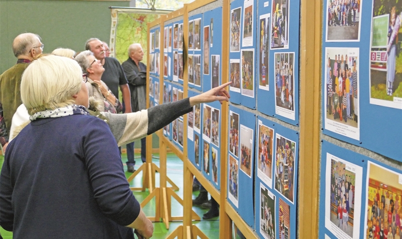 Stöbern in der Vergangenheit: Die Besucher der Bilderausstellung gingen zwischen 200 Fotos auf Entdeckungsreise. al