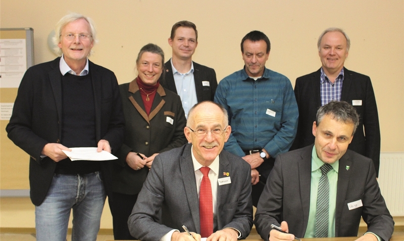 Symbolischer Akt: Die Vertreter der Kommunen in der Dorfregion und des ARL bei der Unterzeichnung der Umsetzungsvereinbarung.red