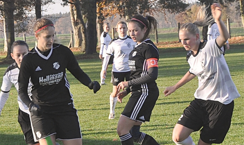 Die Fußballerinnen des SV Böhme (Bild: Alexandra Dittmers am Ball, rechts Melanie Ahrens) verloren in der Bezirksliga das Heimspiel gegen Spitzenreiter Vorwerk Celle mit 1:3. bä
