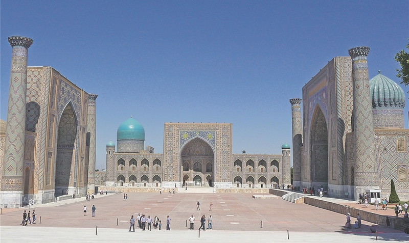 Vortragsreise nach Usbekistan: Das Bild zeigt den Registan (Hauptplatz, Marktplatz) von Samarkand.red