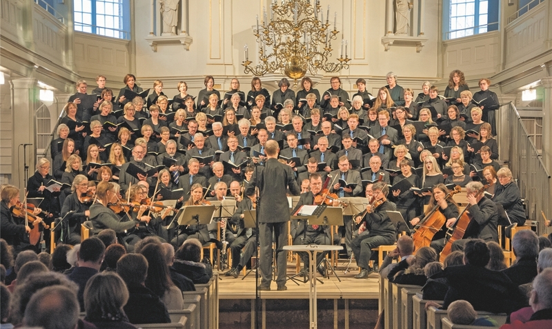 Begeisterung: Die Zuschauer applaudierten am Ende von Mozarts “Requiem” minutenlang den fast 100 Sängern der Walsroder Kantorei, dem Bachorchester Hannover und den Solisten.red (2)