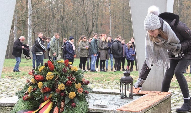 Zeichen des Respekts: Die Schüler legten Tontafeln mit Namen und Daten von verstorbenen sowjetischen Kriegsgefangenen, die sie zuvor beim “Weg des Erinnerns” bei sich getragen hatten, an der Gedenkstätte nieder.mey (2)