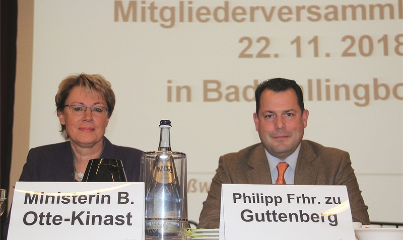 Besondere Gäste auf dem Podium: Ministerin Otte-Kinast und Philipp Freiherr zu Guttenberg. rh (3)