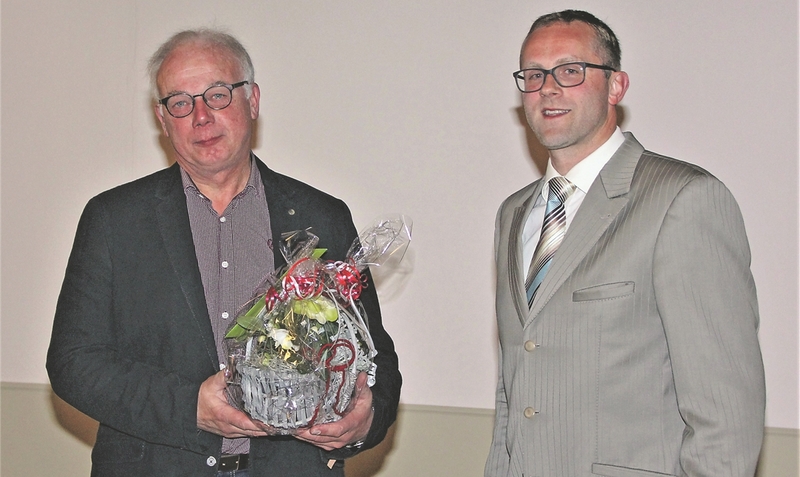 Mit einem Blumenstrauß und den besten Wünschen wurde Joachim Holste von Dirk Fahlbusch aus seiner Funktion als Vorstandsmitglied verabschiedet.hbh