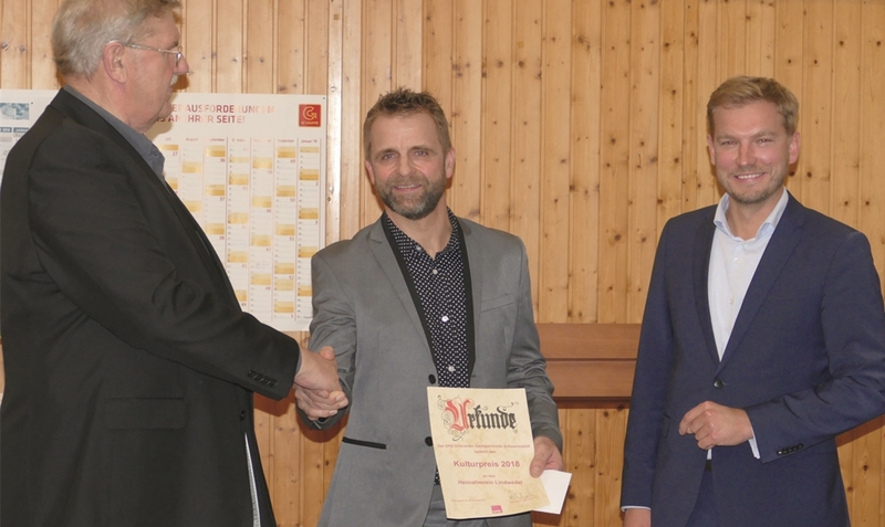 Lobende Worte - und einen Preis: Henrik Bartels (Mitte) erhielt den SPD-Kulturpreis aus den Händen von Detlev Rogoll (Samtgemeinde-SPD) und dem Landtagsabgeordneten Sebastian Zinke (rechts). al