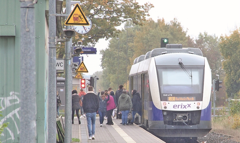 Anschlussmobilität: Nach der Fahrt mit der Bahn (Bild vom Bahnhof Schwarmstedt) besteht für Fahrgäste in weiten Teilen Niedersachsens künftig die Möglichkeit, auch andere öffentliche Verkehrsmittel zu nutzen, ohne eine zusätzliche Fahrkarte zu lösen.mey