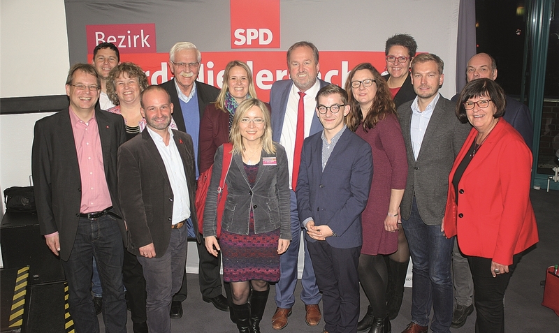 Der Vorstand des SPD-Bezirks Nord-Niedersachsen: Ihm gehören aus dem Heidekreis Tatjana Bautsch (3. von links), Sebastian Zinke (3. von rechts) und Lars Klingbeil (nicht im Bild) an.red