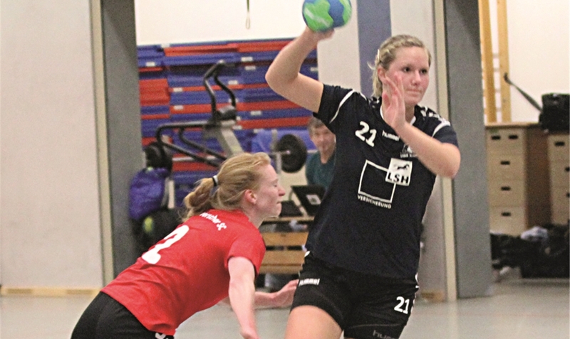 Die Heidmarker Handballerinnen (Bild: Sonja Wortmann am Ball) wollen gegen die HSG Plesse ihre Serie ausbauen. Archiv