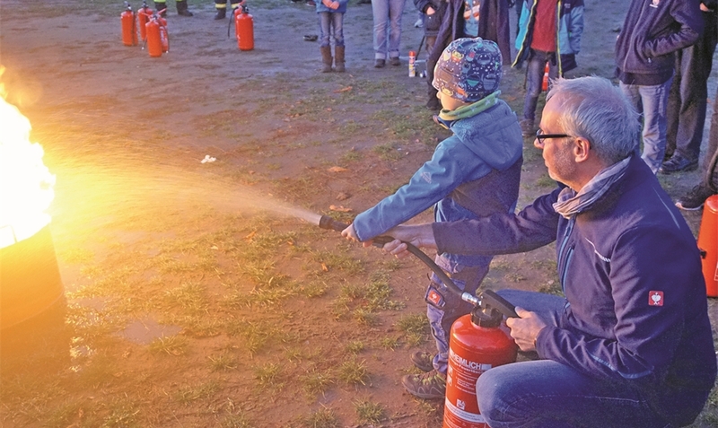 Gemeinsame Sache: Kinder und Eltern löschten gemeinsam einen Brand, den die Verantwortlichen der Kinderfeuerwehr zu Übungszwecken entzündet hatten. red