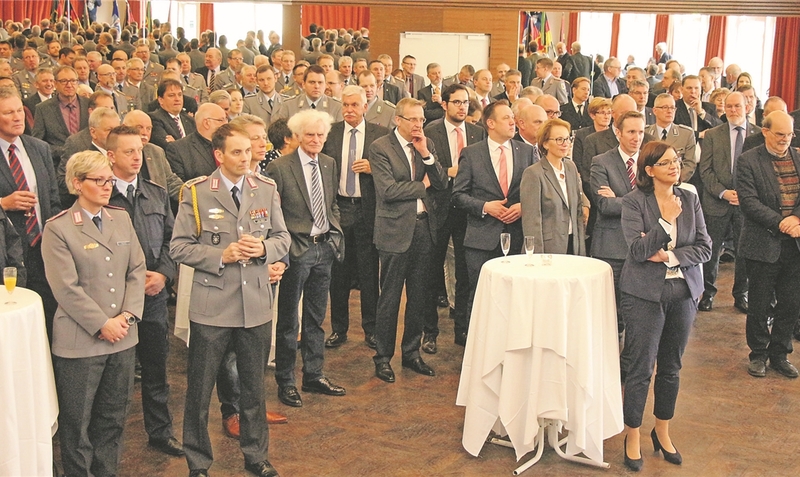 Entwicklung der Bundeswehr und der Stadt: Zahlreiche Gäste informierten sich in Munster bei der “Sicherheitspolitische Informationsveranstaltung”. ei (2)