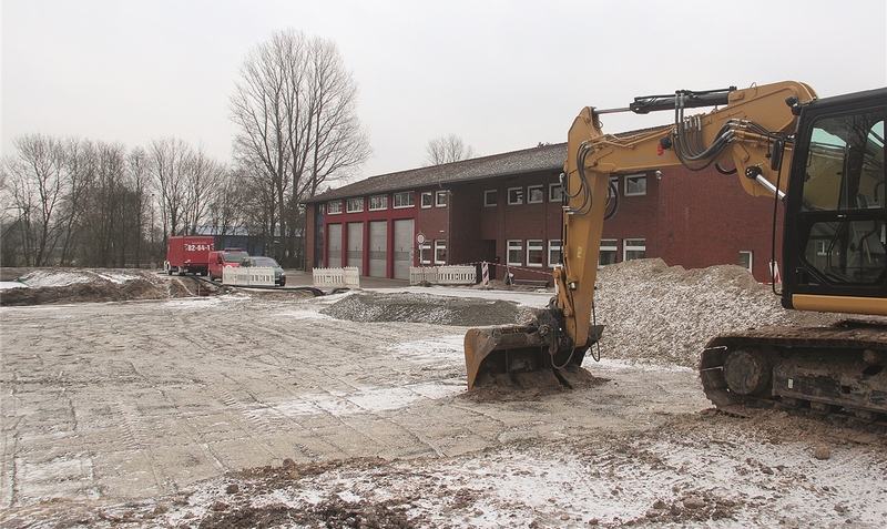 Hier wird gebaggert und gebaut: Die Feuerwehrtechnische Zentrale in Schneeheide wird derzeit modernisiert und erweitert. rh