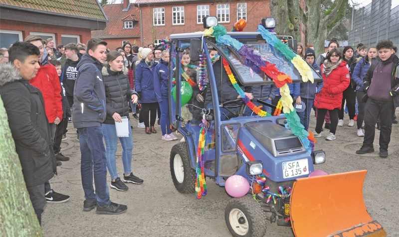Begleitet von den Schülern drehte Heinz Weber eine Runde mit seinem Kleintraktor. bä