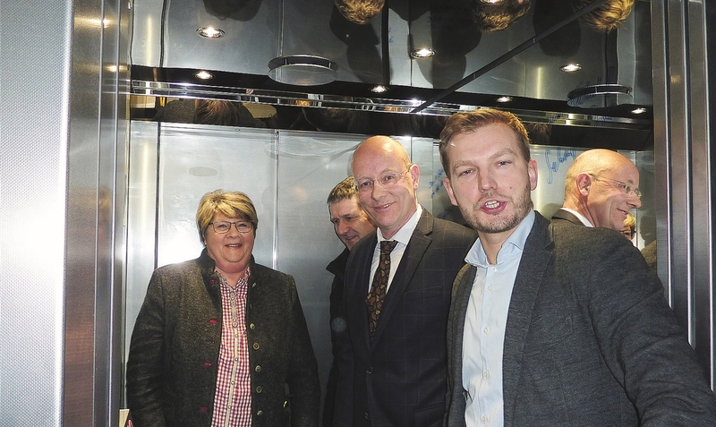 Die Landtagsabgeordneten Gudrun Pieper, Dr. von Danwitz und Sebastian Zinke mit Behördenleiter Jörg Zimmermann auf Jungfernfahrt des neuen Aufzugs.red