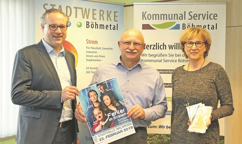 Wirtschaft unterstützt Kultur: Die beiden Vorsitzenden des Kulturvereins TriBuehne Markus Grunwald (links) und Sandra Zwischenbrugger-Meyer mit dem Geschäftsführer der Stadtwerke Böhmetal, Martin Hack. ei