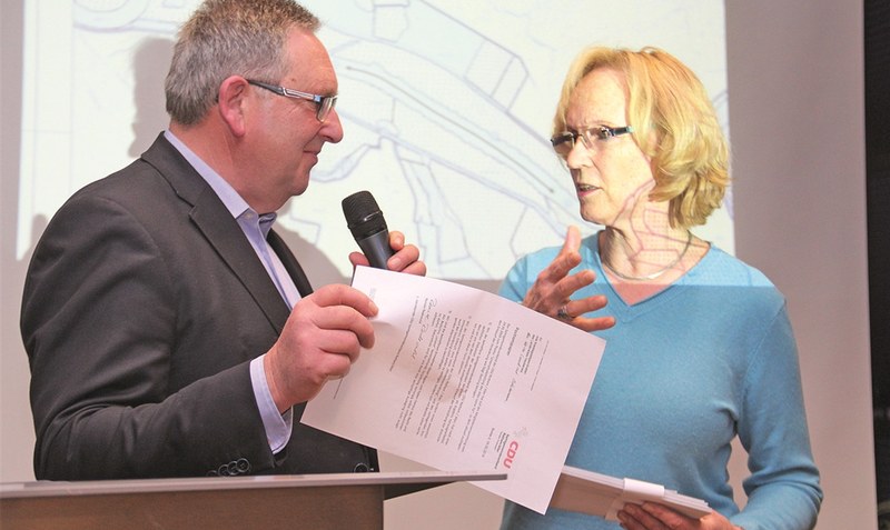 Von der CDU für die CDU: Renate Rodewald überreichte den Mitgliedern der Kreistagsfraktion im Namen des Samtgemeindeverbands der Christdemokraten ein Positionspapier zu den geplanten Schutzgebietsausweisungen. mä