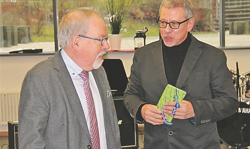 Der stellvertretende Bürgermeister Wolfgang Puschmann (links) gratulierte Musik- und Kunstlehrer Uli Zerdick.red