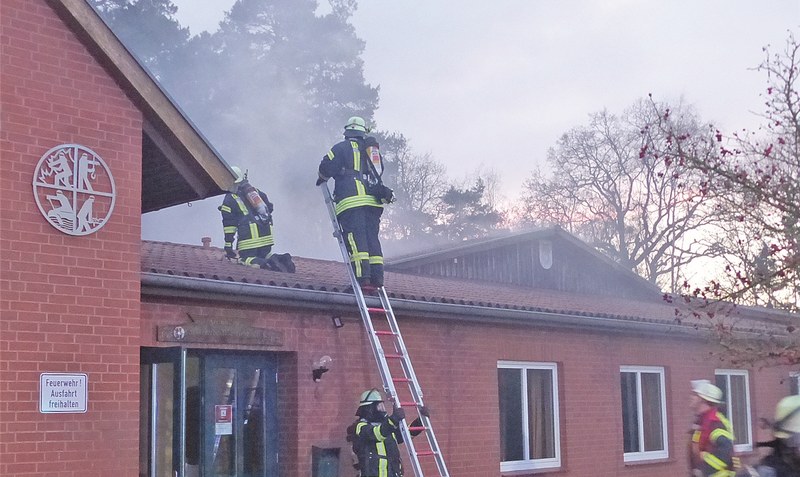 Großeinsatz: Rund 100 Einsatzkräfte gingen gegen das Feuer im Dorfgemeinschaftshaus Marklendorf vor. Teile des Daches mussten geöffnet werden, um Glutnester zu erreichen.Feuerwehr (2)