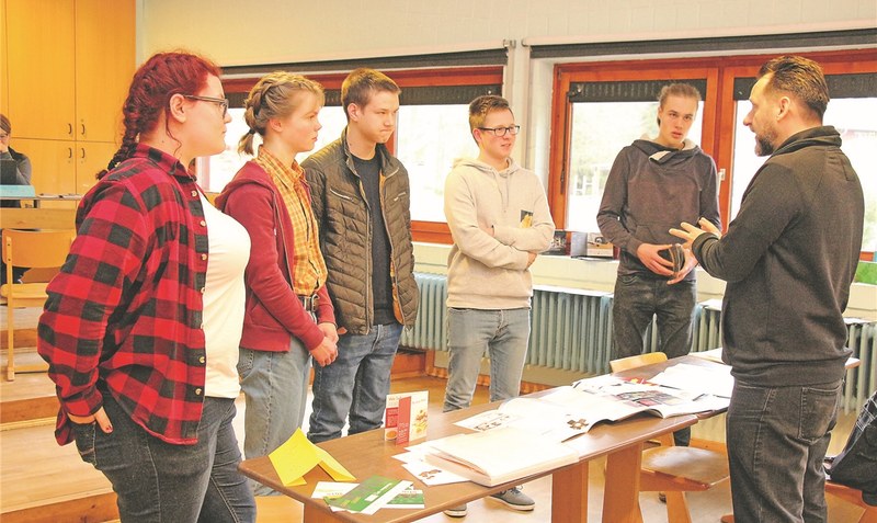 Ausbildungswege, Abläufe, Aufgaben, Gehalt? Beim “Berufsforum” der Freien Waldorfschule Benefeld informierten sich Schüler bei Praktikern aus erster Hand. ei