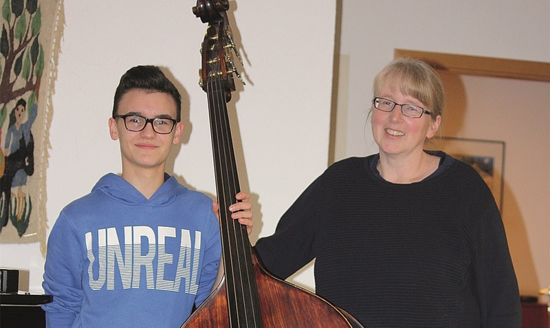 “Manchmal übe ich nur eine halbe Stunde, manchmal anderthalb Stunden pro Tag”: Kontrabass-Talent Artur Kuban mit seiner Lehrerin Agnes Görißen.gfs