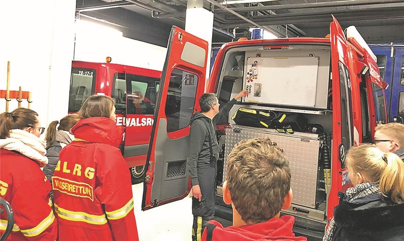 Retter besuchen Retter: Das “Jugend-Einsatz-Team” der DLRG-Ortsgruppe Bad Fallingbostel war zu Gast bei der Feuerwehr Walsrode.red