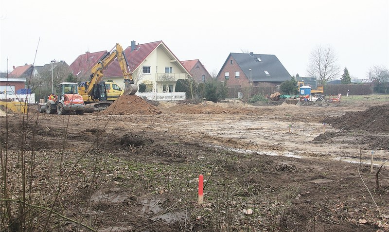 An der Fulder Landstraße, gegenüber des Eckernworthstadions, finden derzeit die Bodenarbeiten für den Krippenneubau statt. Das Gebäude entsteht in Holztafelbauweise und soll im Oktober fertig sein. rh/red
