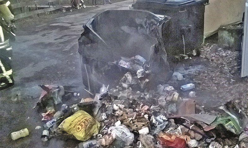Schaden hält sich in Grenzen: Ein 21-Jähriger hat am Sonntag einen Müllcontainer am Brammerweg in Brand gesetzt. red