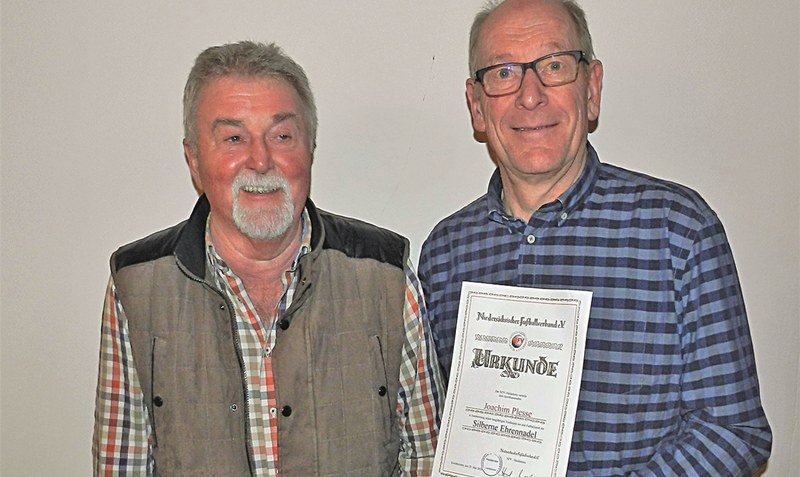 Der erste Vorsitzende des NFV-Heidekreis Heinrich Eickhoff überreichte dem Spielausschussvorsitzen Joachim Plesse (rechts) die Urkunde mit der silbernen Ehrennadel. rut