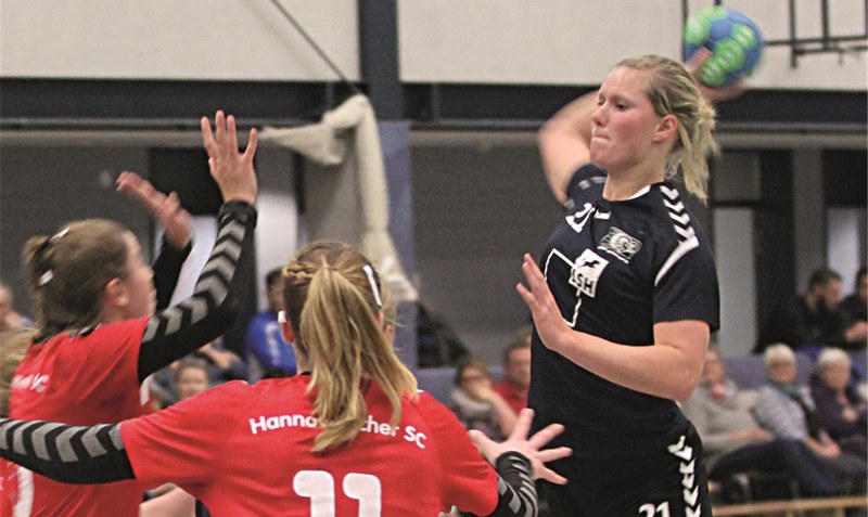 Sonja Wortmann (r.) will sich mit den Heidmarker Handball-Frauen gegen Peine für die Hinspielniederlage revanchieren.