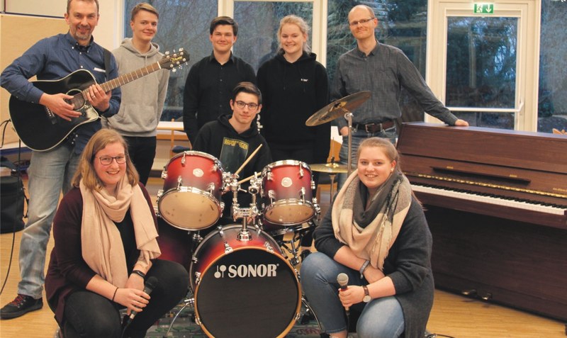 Schlagzeug, Gitarre, Klavier, Gesang und Technik: Die Band ist zwar schon breit aufgestellt, dennoch wünschen sich die Jugendlichen gemeinsam mit Holger Brandt und Olaf Ruprecht noch weitere Mitglieder für ihre Gruppe.ah