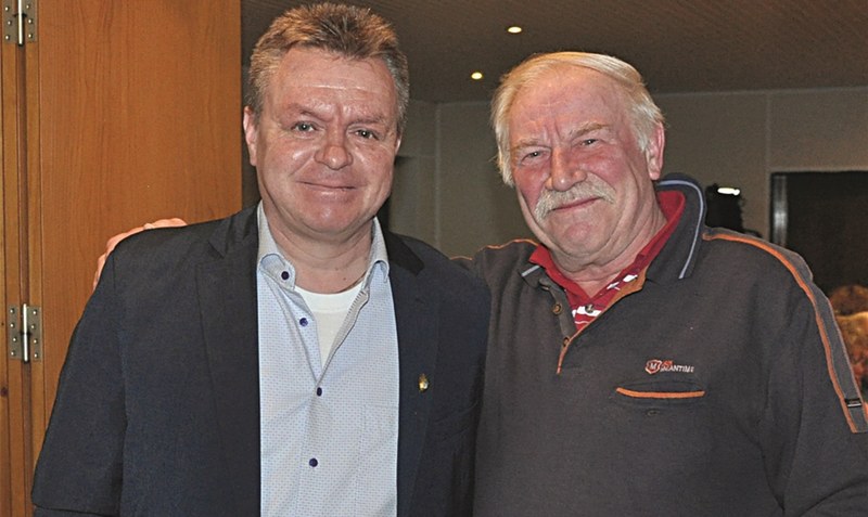 Vorsitzender Harald Bäßmann (l.) gratuliert Lothar Brüsehoff zu 60-jähriger Mitgliedschaft im SV Grün-Weiß Hodenhagen. bä